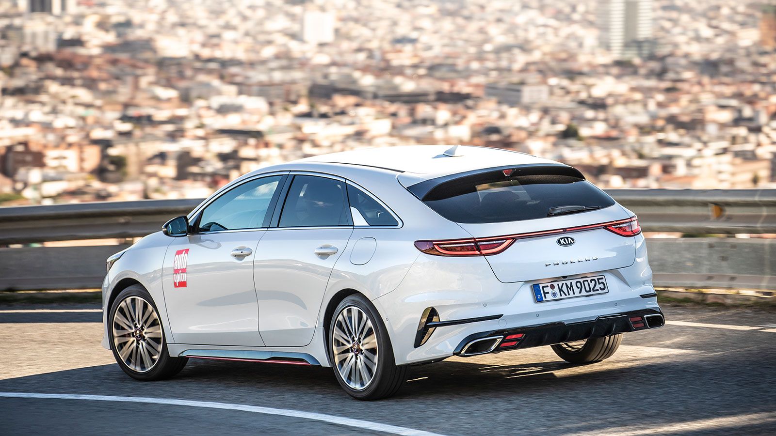 Στην Ελλάδα το Kia Proceed είναι διαθέσιμο για παραγγελία σε τιμές που ξεκινούν από τα 22.190 ευρώ. Η κορυφαία έκδοση GT κοστίζει 28.700 ευρώ.