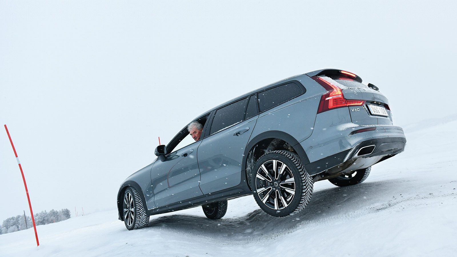 Volvo V60 Cross Country - Στην… πίστα: όταν αρχίζουν τα δύσκολα, η τετρακίνηση δουλεύει καλά ενώ και ο έλεγχος της πρόσφυσης βοηθά πολύ, όταν το