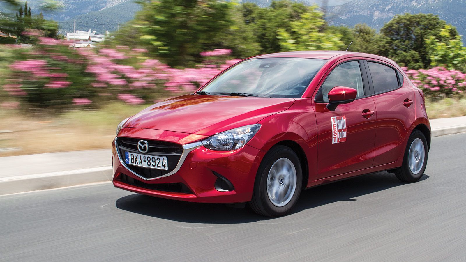 Το Mazda 2 διατηρεί τις compact διαστάσεις και το χαμηλό βάρος για τα οποία ήταν γνωστό στην προηγούμενη γενιά, πατάει όμως σε νέα πλατφόρμα, που του 