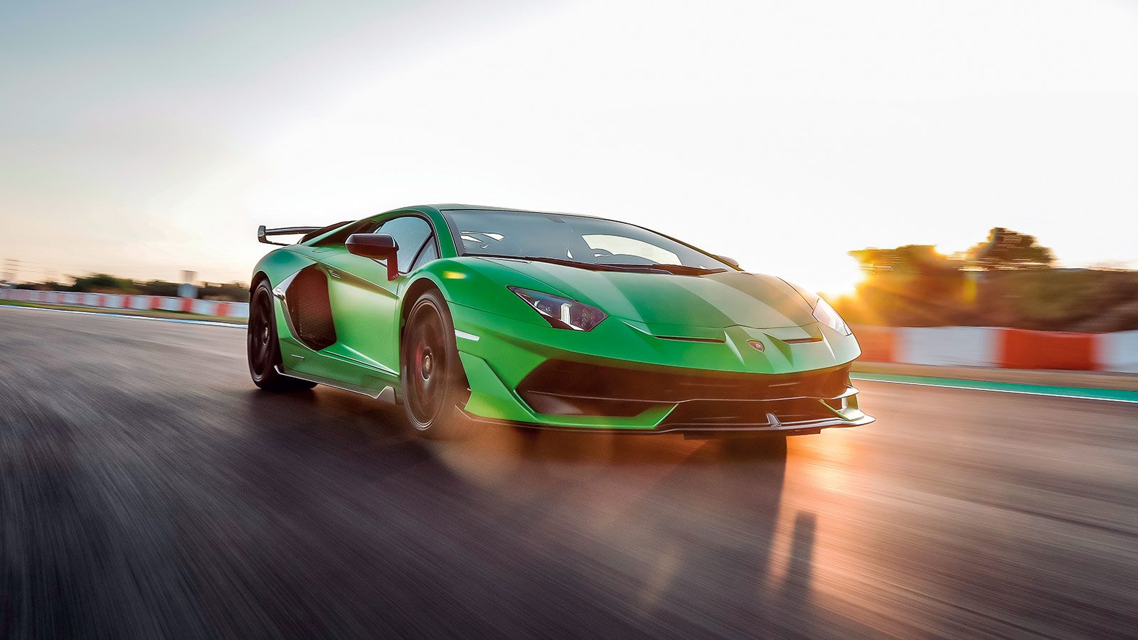 Μόλις 900 Aventador SVJ θα παραχθούν. Η τιμή της; 350.000¤ χωρίς φόρους. Η οδηγική απόλαυση που προσφέρει; Απερίγραπτη…