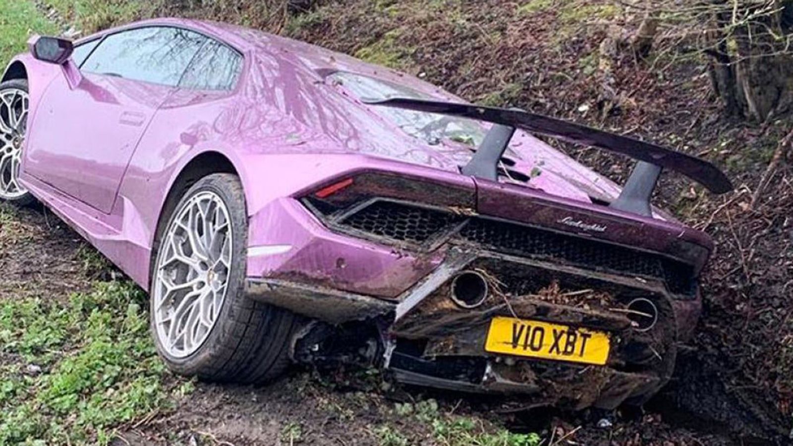 Σε δύσκολη θέση βρέθηκε μία Lamborghini Huracan Performance, η οποία από τα σαλόνια που ανήκει, βρέθηκε στο χαντάκι ενός δρόμου έξω από το Λονδίνο.