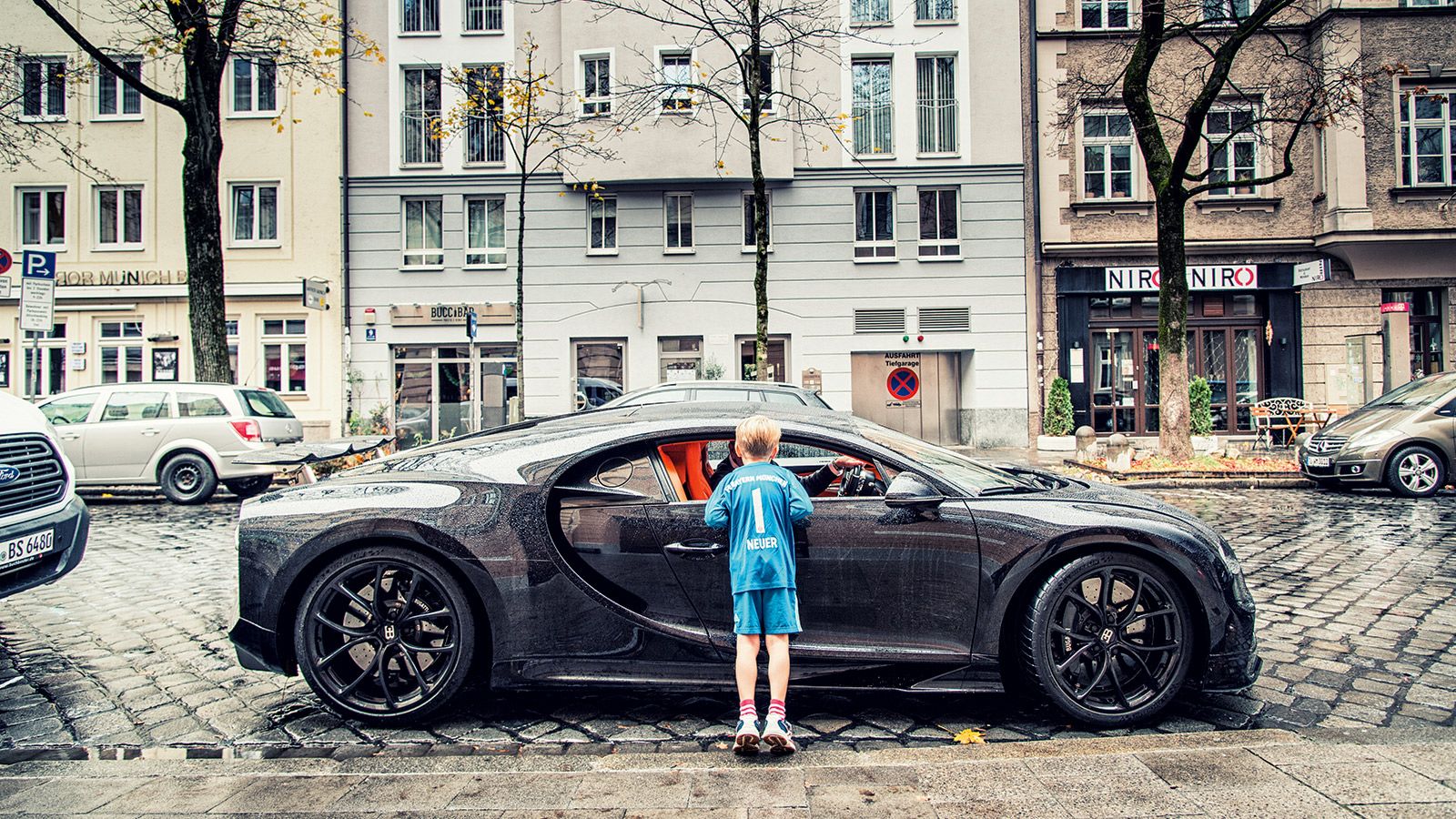 «Όταν μεγαλώσω και γίνω διάσημος τερματοφύλακας, θα αγοράσω κι εγώ ένα τέτοιο. Σε κόκκινο όμως…»
Ο πιτσιρικάς της φωτογραφίας