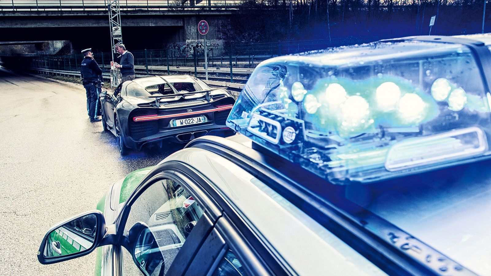 Η φωτογραφία εδώ είναι σκηνοθετημένη. Οι τέσσερις έλεγχοι σε μία ημέρα από την αστυνομία όμως, κάθε άλλο παρά σκηνοθετημένοι ήταν. Κανείς τους βέβαια 