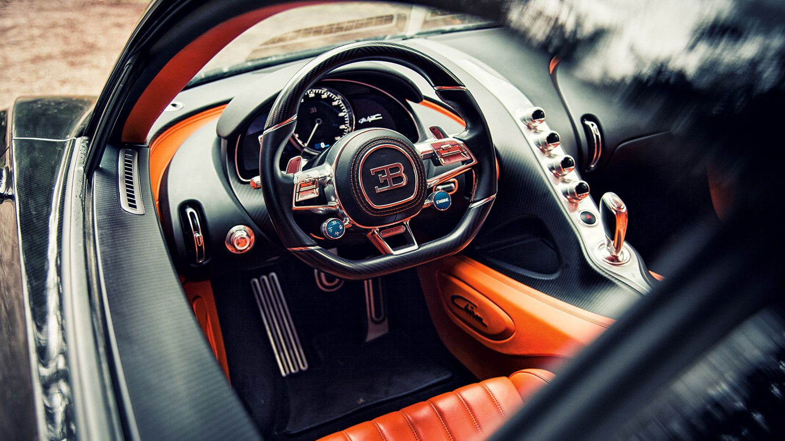 Aπό εδώ, από τον μπλε περιστροφικό επιλογέα κάτω αριστερά στο τιμόνι αρχίζουν όλα. Αυτό το μπουτόν σώζει το εμπρός σπόιλερ πολλές φορές μέσα στην ημέρ