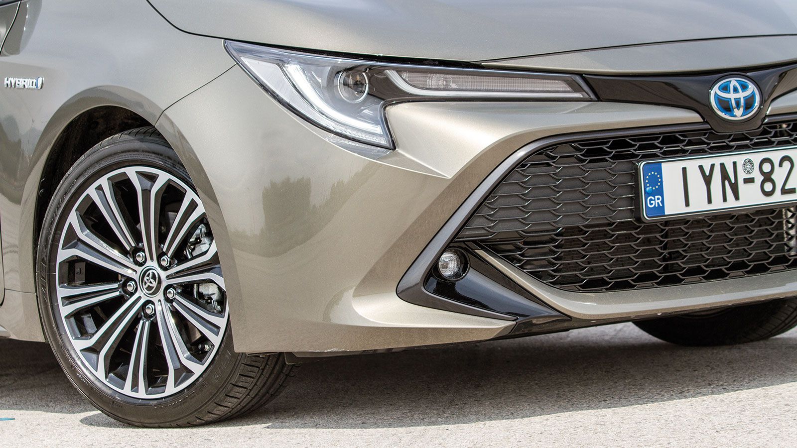 Zoom στις λεπτομέρειες της υβριδικής Toyota Corolla.