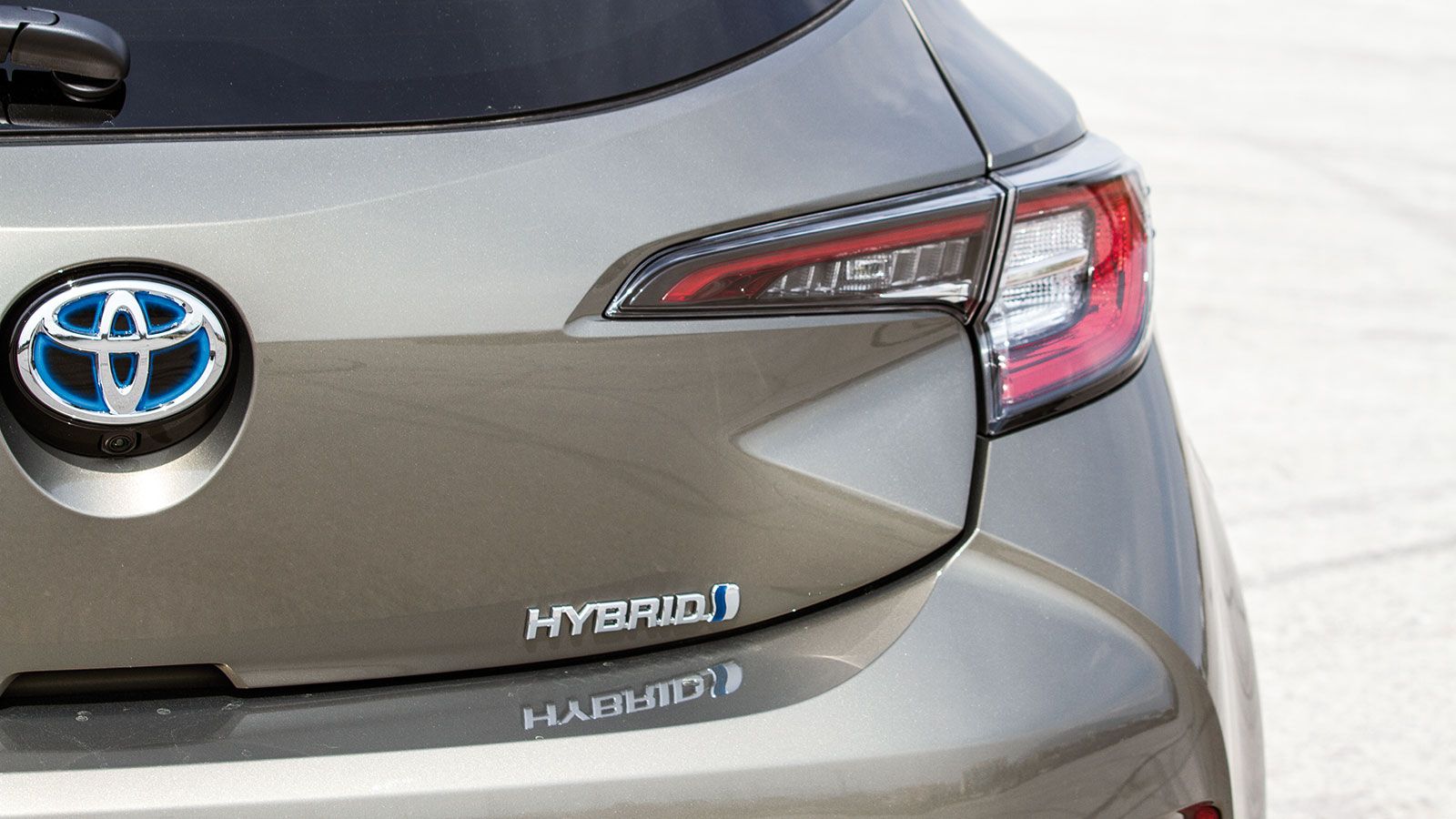 Zoom στις λεπτομέρειες της υβριδικής Toyota Corolla.