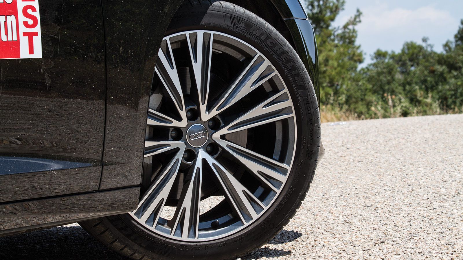 Όμορφες είναι οι 20άρες ζάντες του Audi A6 που περιβάλλονται από ελαστικά διάστασης 255/40 της Michelin.