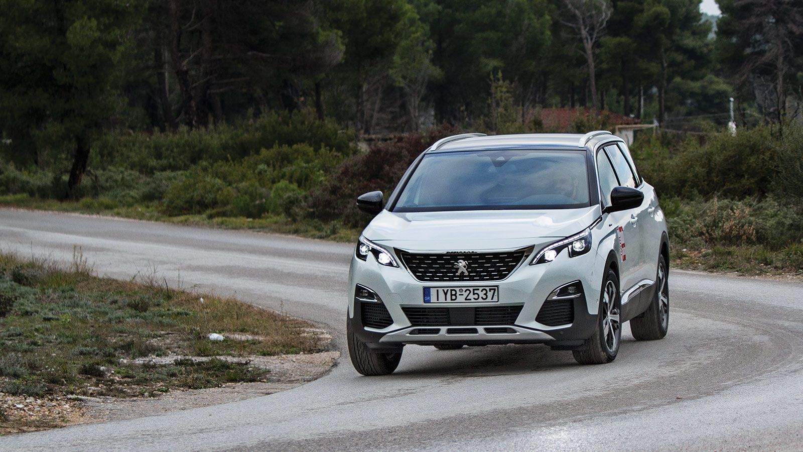 Tο Peugeot 5008 αν δεν το κοιτάξει κανείς με περισσότερη προσοχή, μπορεί άνετα να το περάσει για το 3008 – κι ας είναι 20 πόντους πιο μακρύ. 