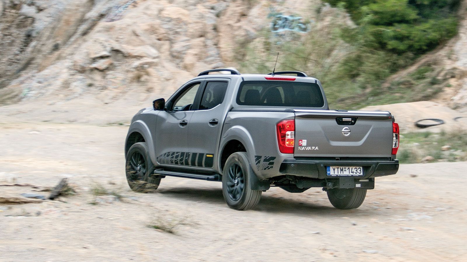 Αρχοντικό είναι στο πάτημά του το Navara N-Guard εντός δρόμου όμως όταν πατάει χώμα κυριολεκτικά διαπρέπει.
