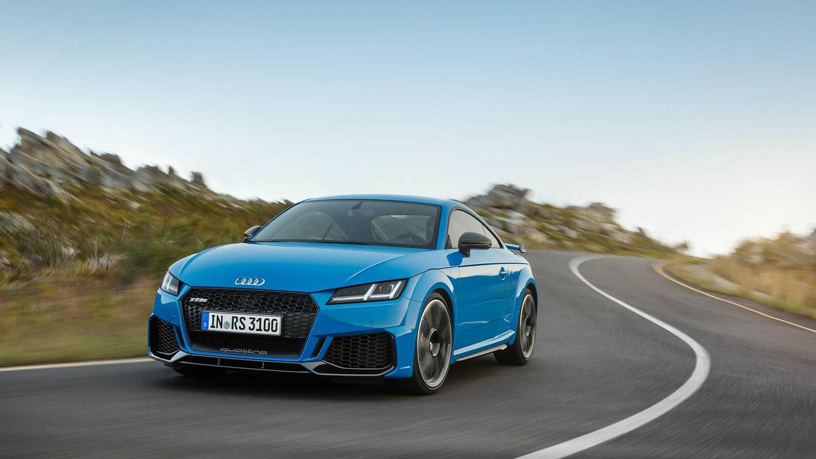 Στην αποκάλυψη του ανανεωμένου ΤΤ RS coupe και roadster προχώρησε η Audi, δίνοντας στο μοντέλο μία φρεσκαρισμένη εικόνα που τονίζει περισσότερο το σπο