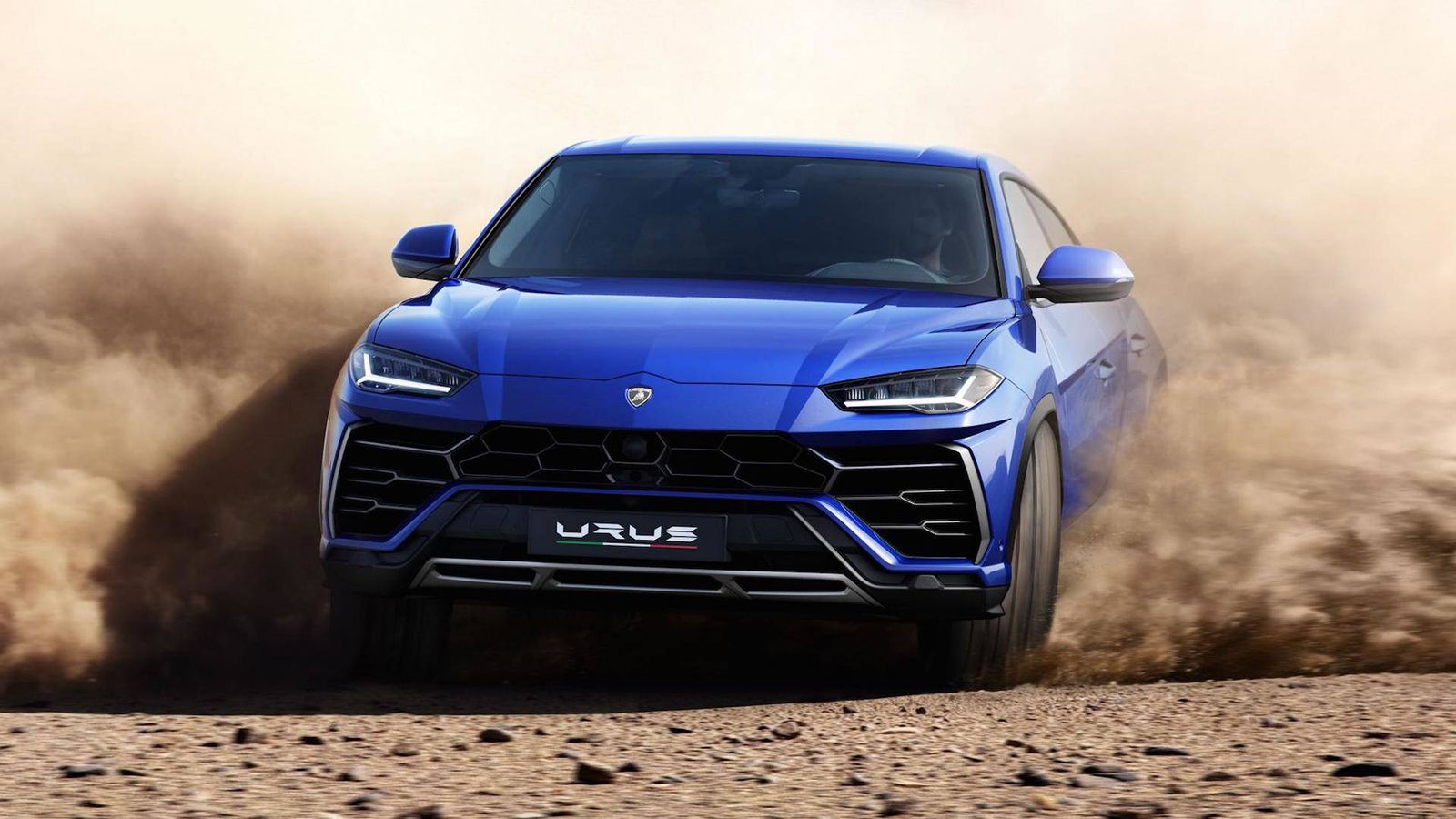 Η Lamborghini Urus στο χώμα.