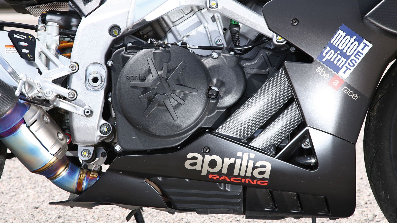 Ένας άλλος πολύστροφος κόσμος: 0 1,1 λτ. V6 της Aprilia RSV4 1100 Factory αποδίδει 217 άλογα στις 13.200 σ.α.λ. Μοναδικό σημείο συνάντησης με το GT-R 
