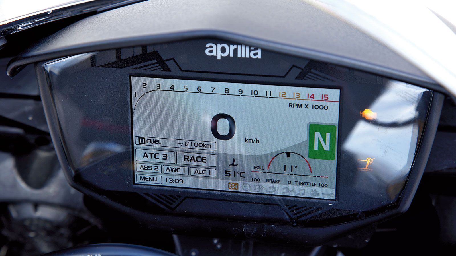 Ψηφιακός πίνακας οργάνων για την Aprilia RSV4 1100 Factory, η οποία διαθέτει και αυτή επιλογή χαρτογράφησης για τον κινητήρα και τα ηλεκτρονικά.