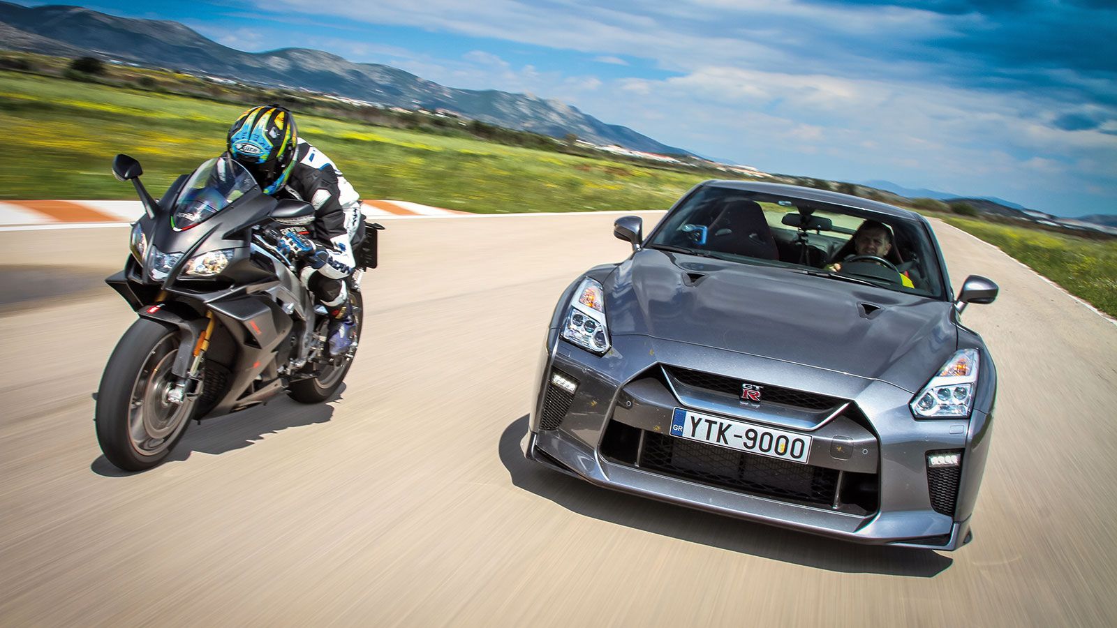 Όλοι πέφτουν σαν τις μύγες πάνω στο GT-R. To χαζεύουν, το «γδύνουν» με τα μάτια τους, χαϊδεύουν την ανθρακονημάτινη αεροτομή, σα να το θέλουν να το κα