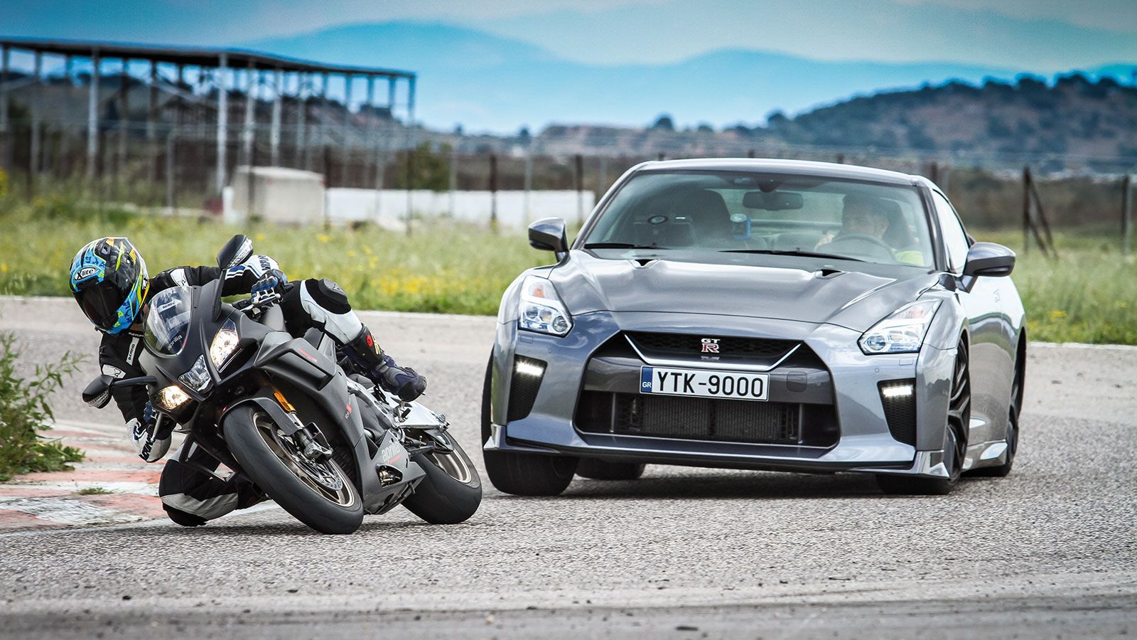Nissan GT-R Vs Aprilia RSV4 στα Μέγαρα