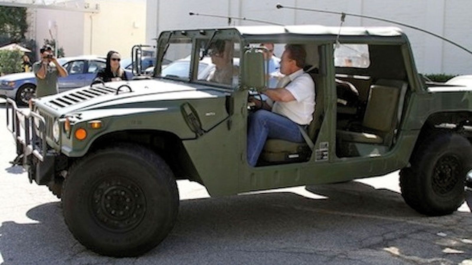 Και σε Hummer: 
ο Σβαρτσενέγκερ είναι μεγάλος οπαδός των στρατιωτικών οχημάτων. Στις μέρες μας πάντως κινείται ηλεκτρικά. 
