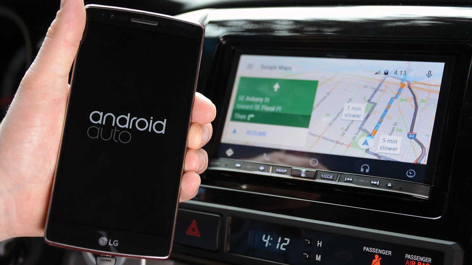 Με τις εφαρμογές Android Auto ή Apple CarPlay στη ουσία μεταφέρεις τις εφαρμογές που αγαπάς από το smartphone σου απευθείας στην κεντρική οθόνη του αυ