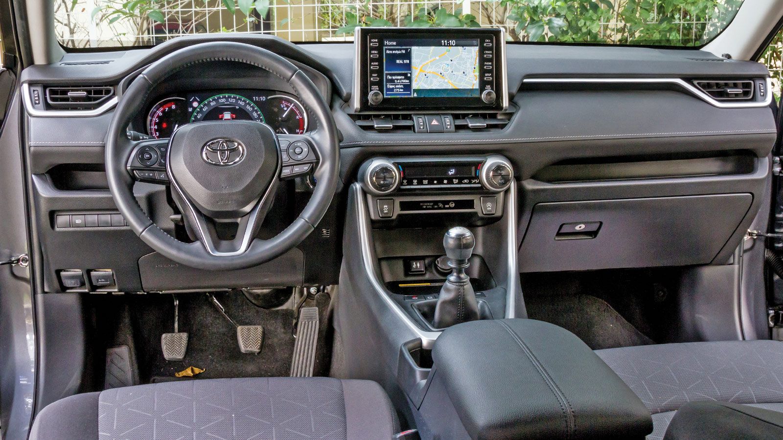 Το εσωτερικό του Toyota RAV4 σε κερδίζει με την απτή ποιότητά του, την εργονομία του και την σύγχρονη εικόνα του.
