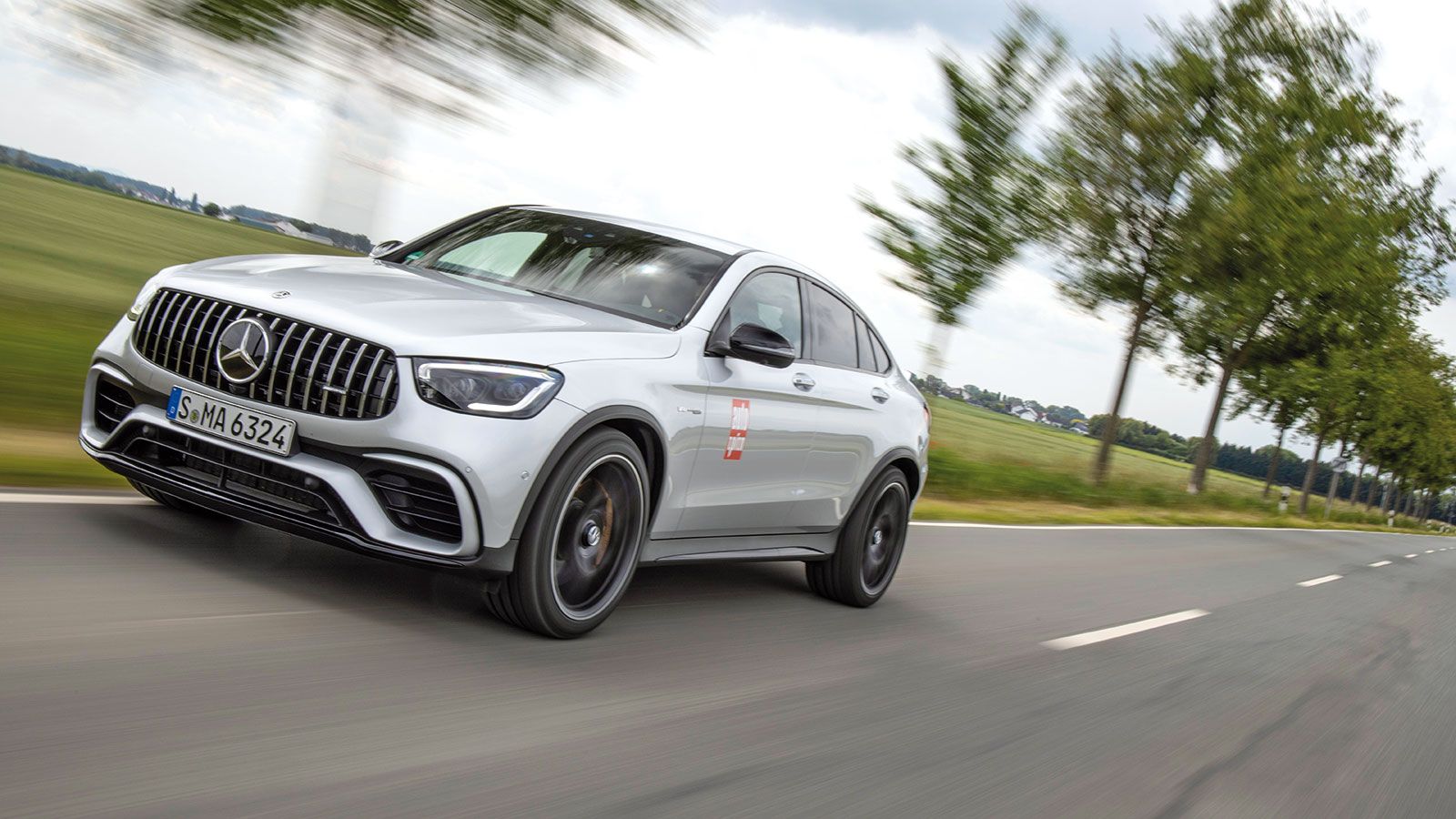 Στη GLC 63 S όλη η αίσθηση ορίζεται από την απύθμενη δύναμη, ένα μοτέρ που νομίζεις ότι δε θα «τελειώσει» ποτέ και ότι όλο θα ανεβάζει και θα δίνει κι