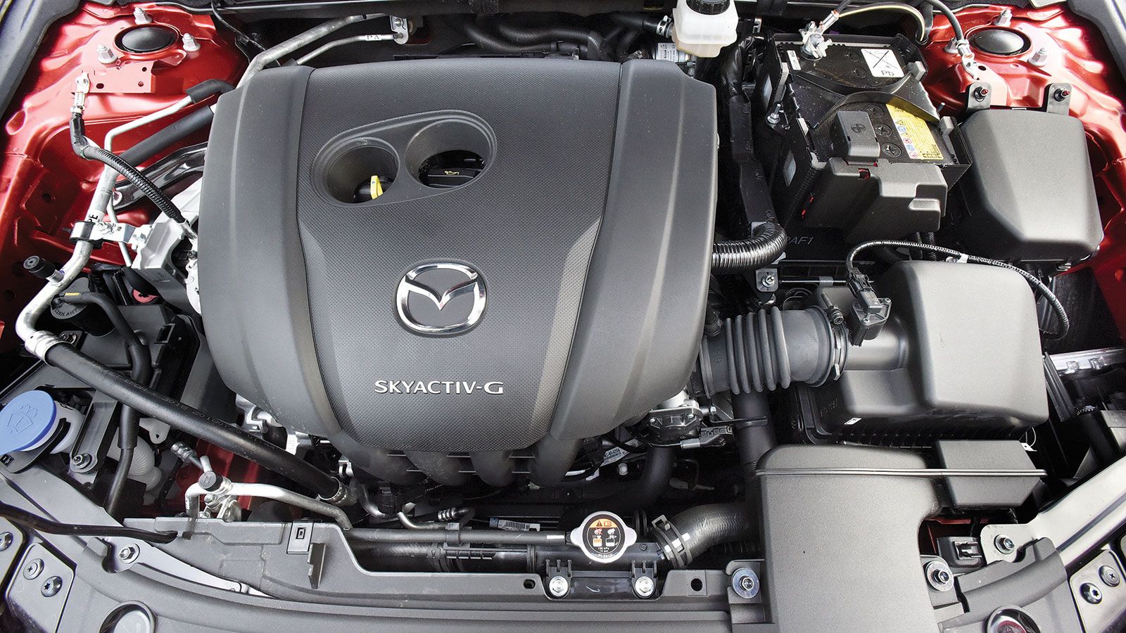 Η γκάμα των κινητήρων του Mazda 3 ξεκινάει από τα 2.000 κυβικά και τα 122 λίτρα ένεκα απουσίας τούρμπο.
