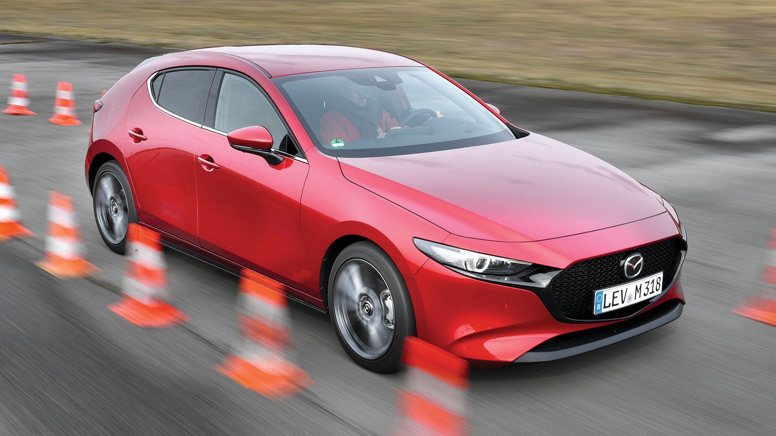 Βρεθήκαμε στην Ιταλία και είχαμε την ευκαιρία να οδηγήσουμε το νέο Mazda 3, λίγες μέρες πριν την αναλυτική του δοκιμή.