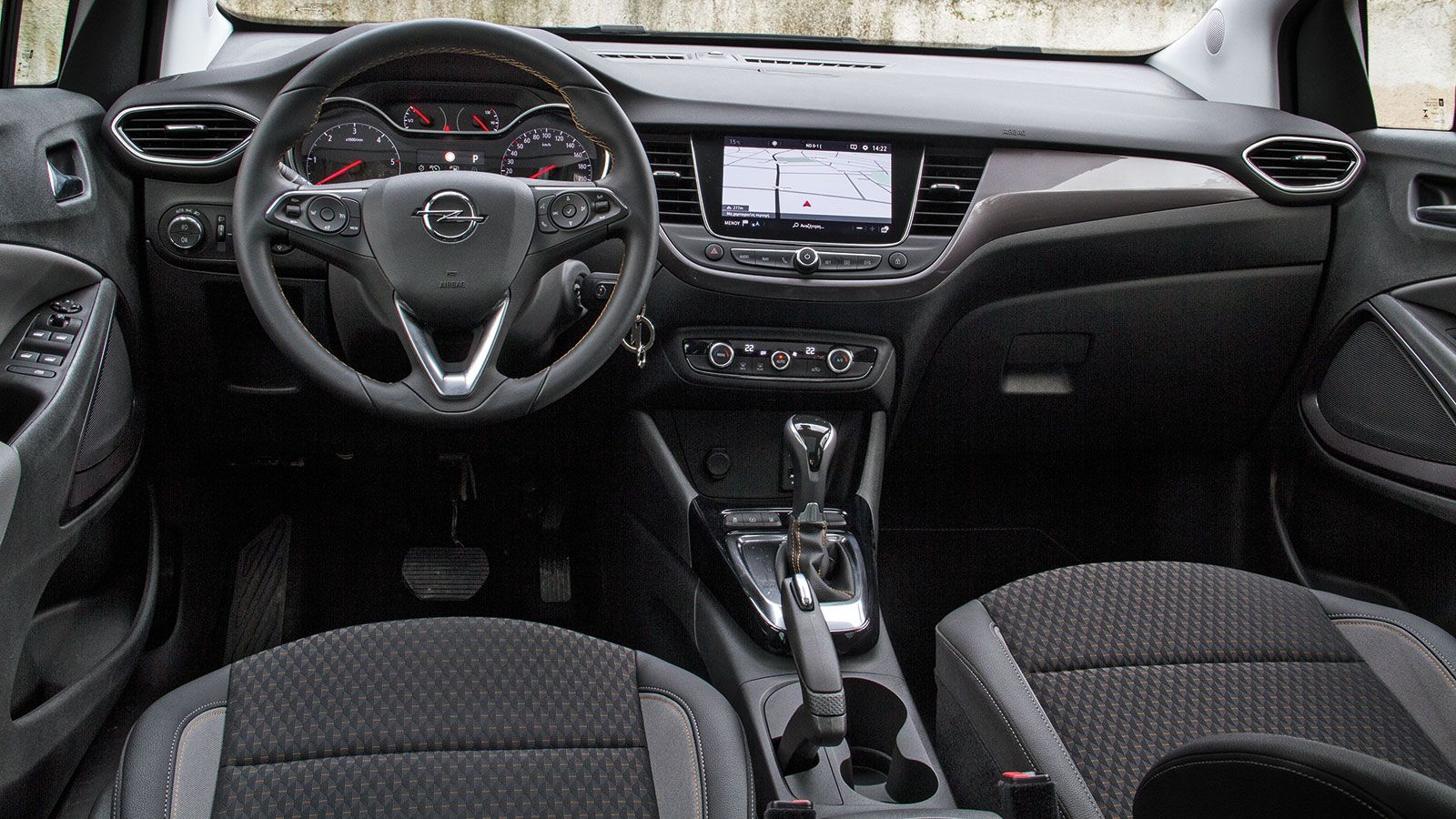 Το εσωτερικό του Crossland X έχει ευχάριστη και high tech εικόνα, με υψηλό επίπεδο ποιότητας και στιβαρή κατασκευή. Στα θετικά του οι πολλές πρακτικές
