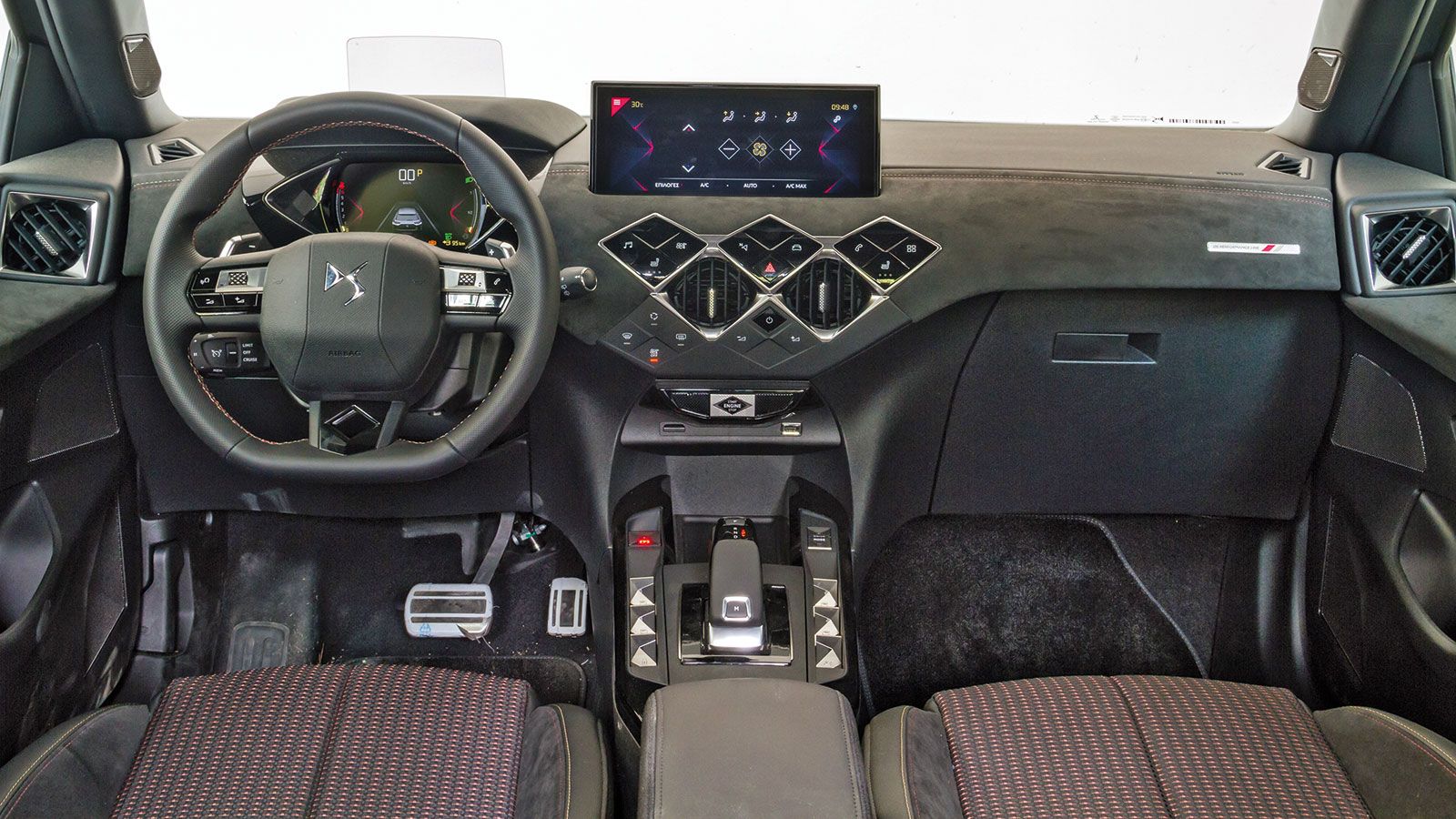 Ξεφεύγει από τα συνηθισμένα η καμπίνα του DS3 Crossback με το με το σχεδιαστικό μοτίβο να είναι βασισμένο στο σχήμα του διαμαντιού. Η αλκαντάρα στη με