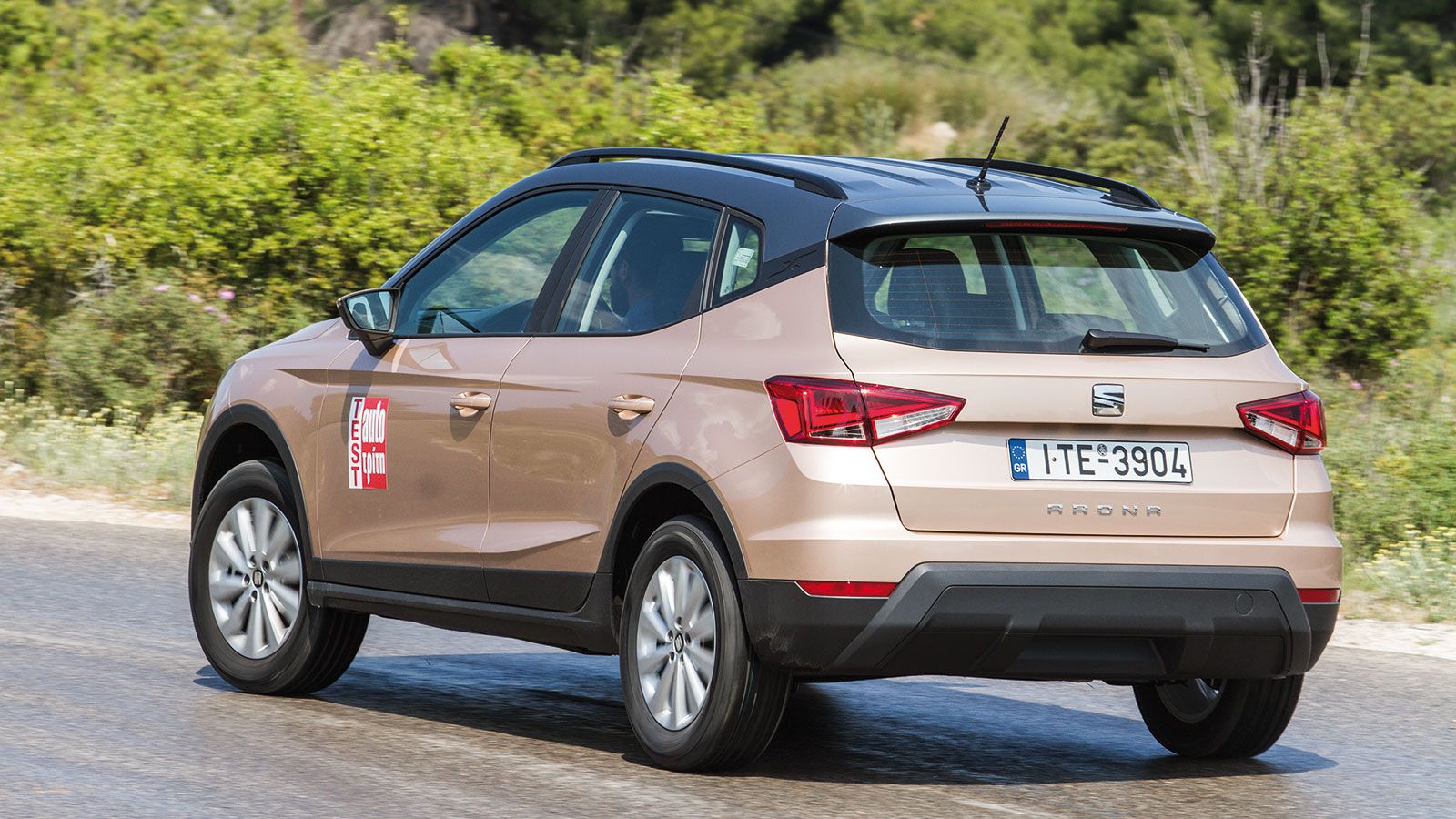 Το Arona, ως αυθεντικό SEAT προκαλεί χαμόγελα με την απολαυστική του συμπεριφορά στο δρόμο, καταφέρνοντας να διατηρεί και πολύ υψηλά επίπεδα άνεσης. 