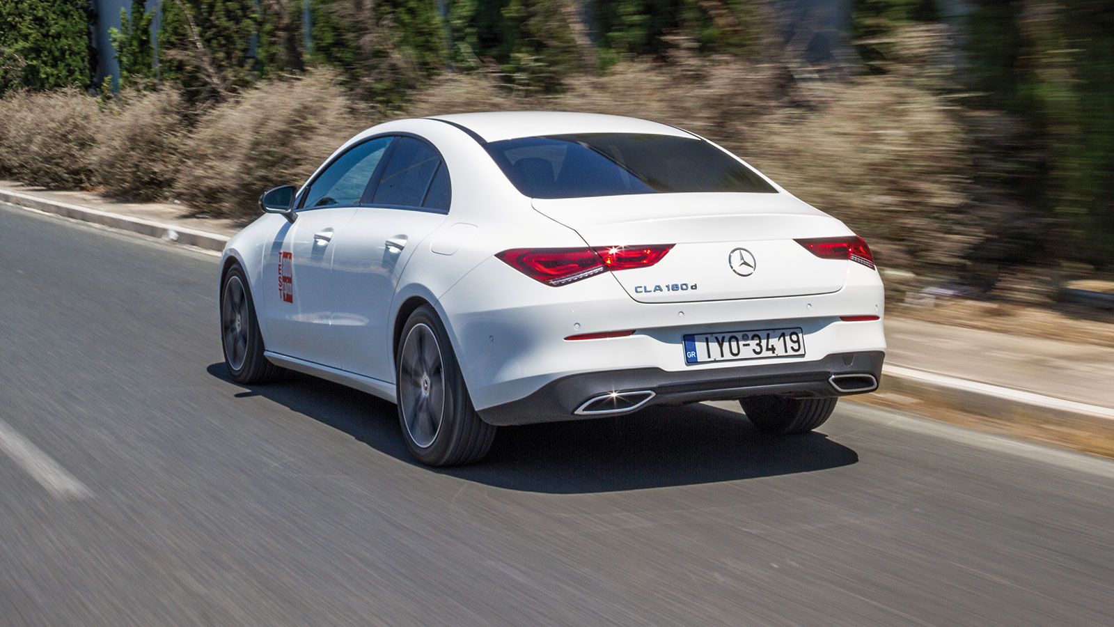 Με το μήκος να φτάνει βέβαια τα 4.688 χλστ. καταλαβαίνει κανείς ότι πλέον η CLA αρχίζει να στριμώχνει λίγο τη C-Class, κάτι που το αντιλαμβάνεται κανε