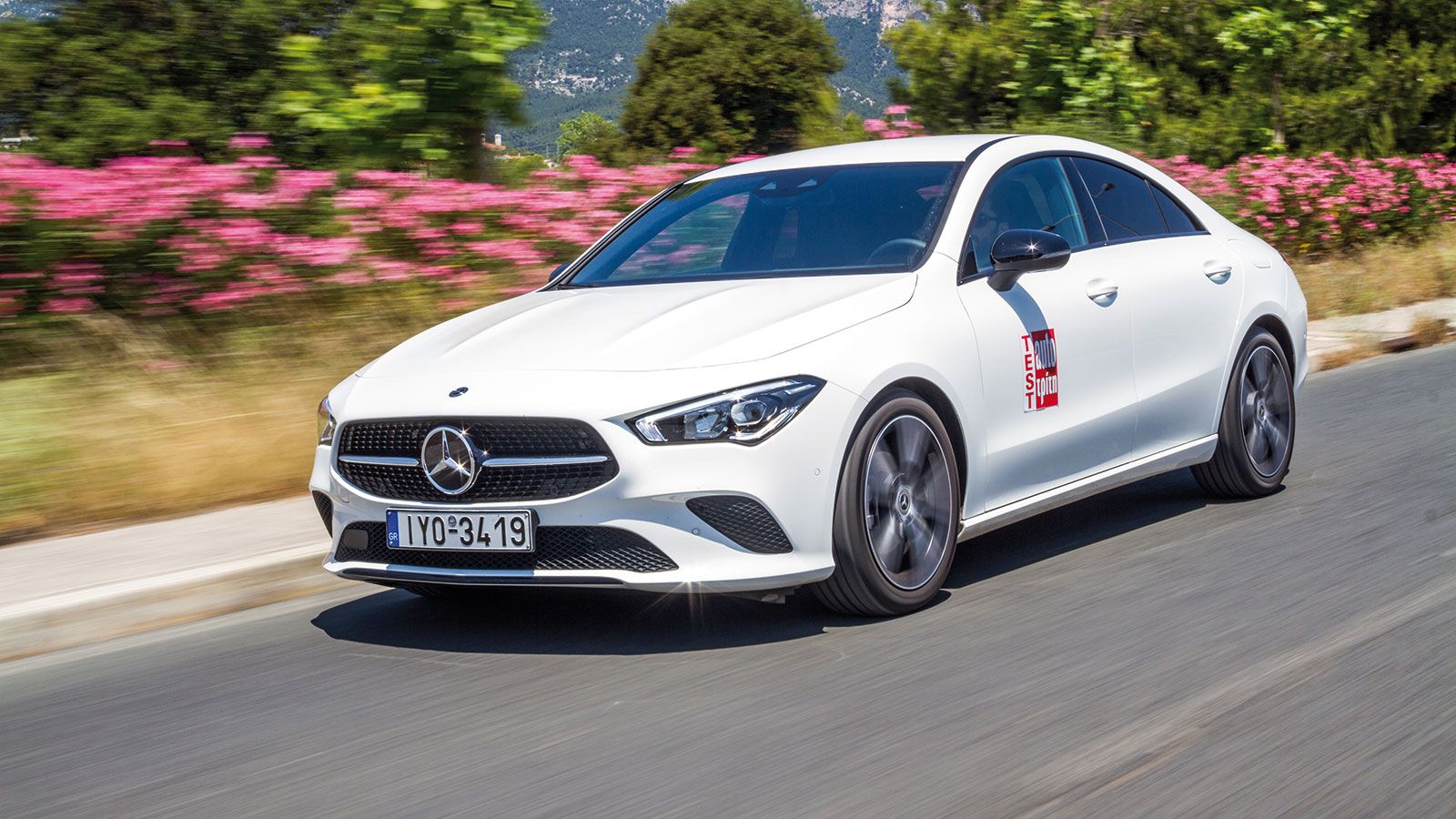 Πιο αρμονικές αναλογίες πετυχαίνει η δεύτερη γενιά της CLA. Tα εμπρός φώτα είναι μακράν τα πιο επιβλητικά και όμορφα από όλες τις παραλλαγές του μοτίβ