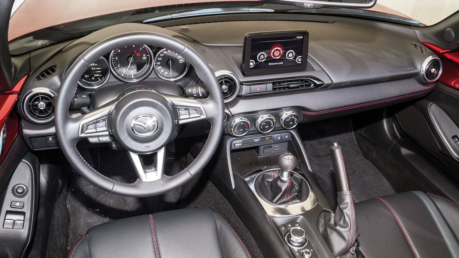 Η διθέσια καμπίνα του Mazda MX-5 προτάσσει έναν ιδιαίτερο συνδυασμό λιτότητας και κομψότητaας διανθισμένης με τα απαραίτητα στοιχεία της σύγχρονης ψηφ