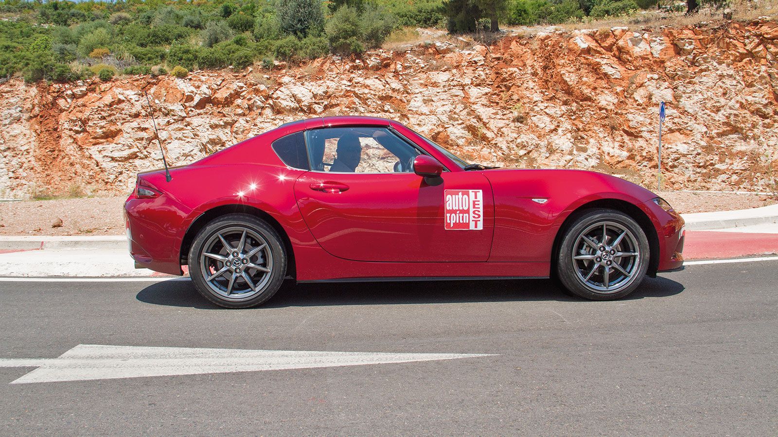 Mέσα σε 13 δλ η σοφιστικέ οροφή του Mazda MX-5 RF το μετατρέπει από κουπέ σε Targa και τούμπαλιν. Η διαδικασία γίνεται και εν κινήσει μέχρι την ταχύτη