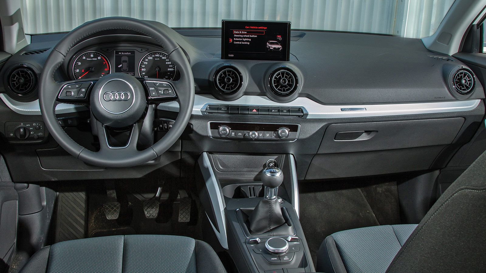 Το εσωτερικό του Audi Q2 είναι πολύ καλό σε ποιότητα και συναρμογή, όμως πιο λιτό και απλό σχεδιαστικά. Ο χειρισμός του infotainment από τον περιστροφ