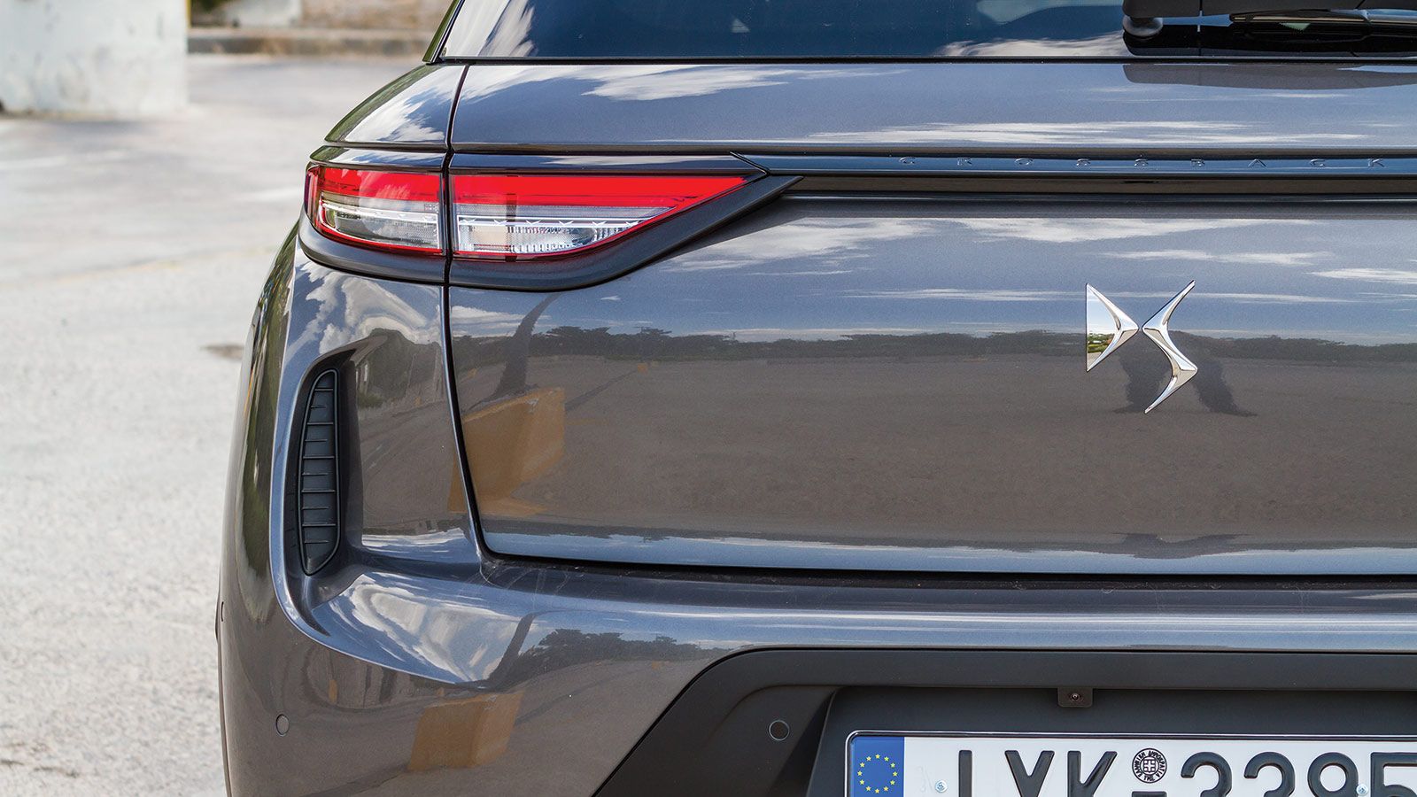 Το DS 3 Crossback είναι ξεκάθαρα το πιο ενδιαφέρον και όμορφο σχεδιαστικά μοντέλο από τα τρία, με ψαγμένες λεπτομέρειες οι οποίες το κάνουν να ξεχωρίζ