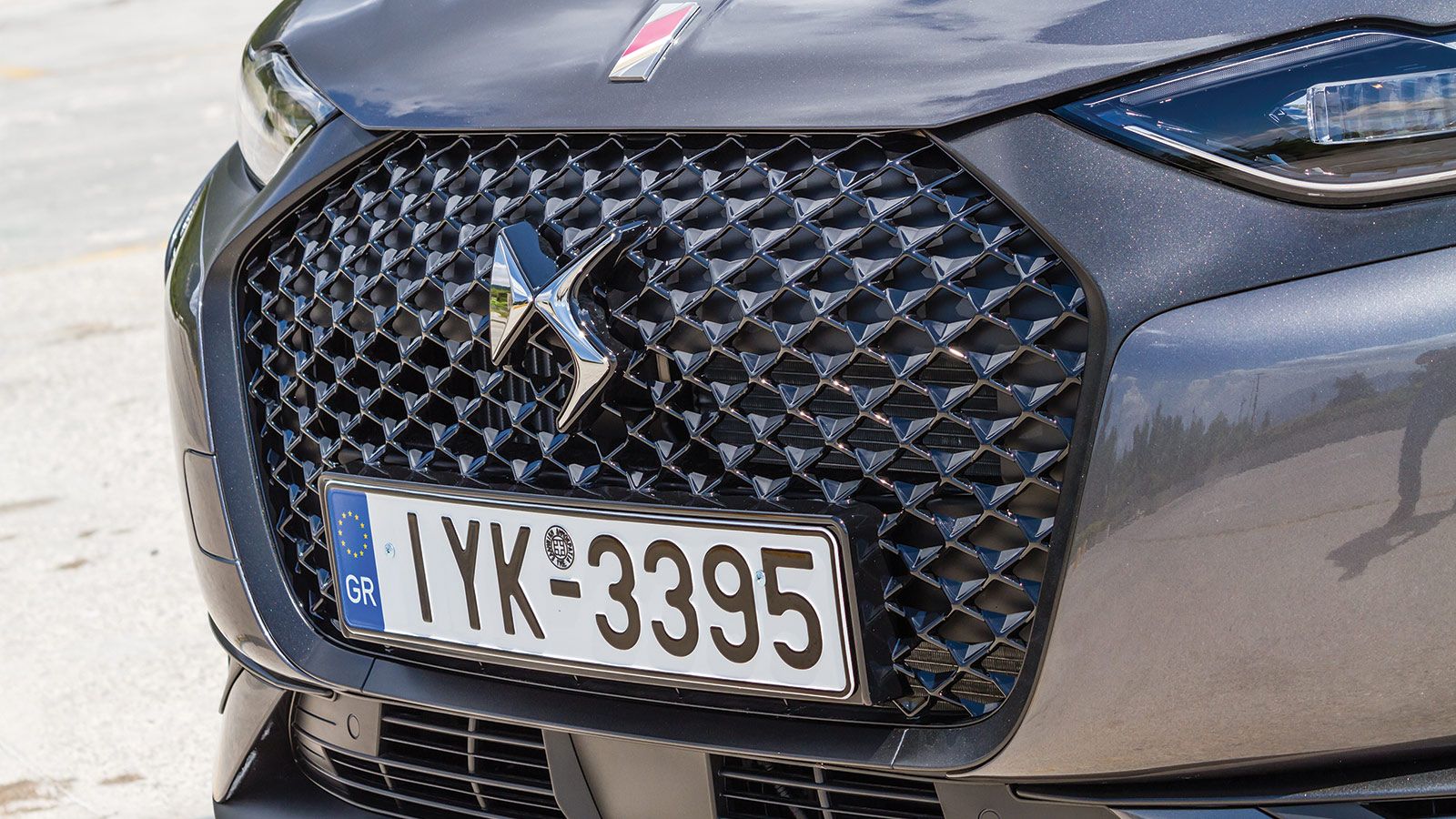 Το DS 3 Crossback είναι ξεκάθαρα το πιο ενδιαφέρον και όμορφο σχεδιαστικά μοντέλο από τα τρία, με ψαγμένες λεπτομέρειες οι οποίες το κάνουν να ξεχωρίζ