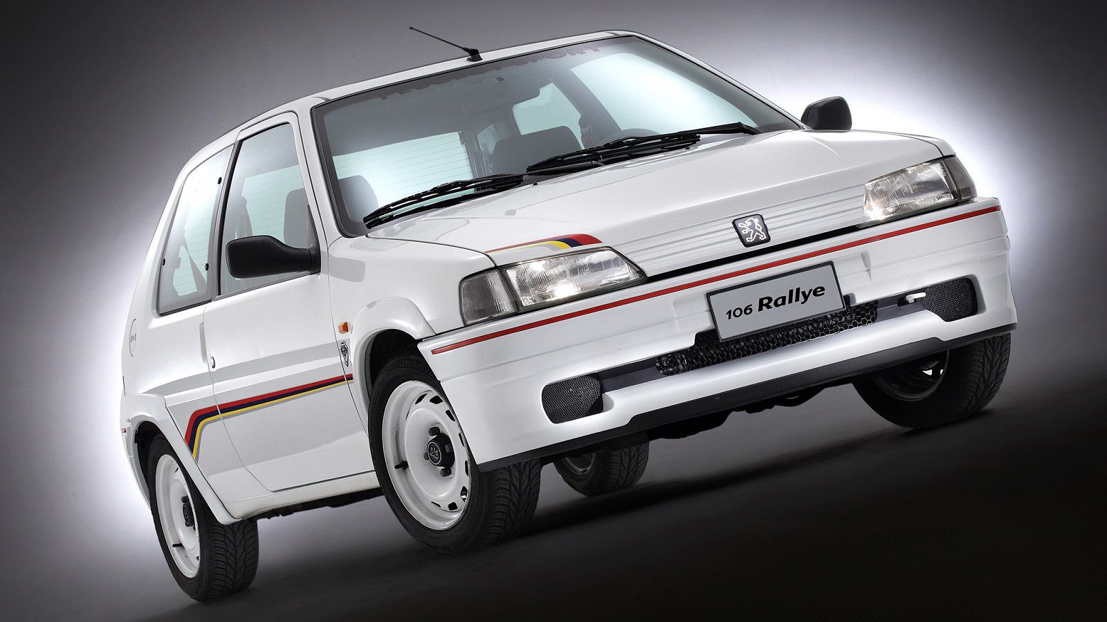 Η πρώτη γενιά 106 Rallye εξοπλιζόταν με έναν ατμοσφαιρικό 8βάλβιδο κινητήρα μόλις 1.300 κ.εκ που απέδιδε 100 ίππους στις 7.200 σ.α.λ. και απογείωνε το
