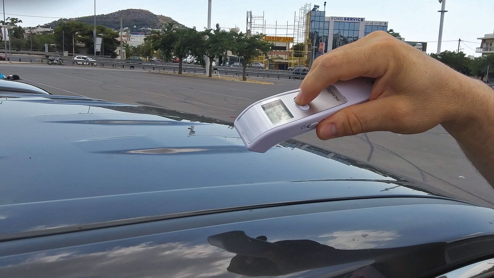 Οι μεγάλες μεταλλικές επιφάνειες έκαναν ακόμα πιο δύσκολη τη δοκιμασία για το μοντέλο της Toyota, που ανέπτυξε υψηλές θερμοκρασίες εσωτερικά και εξωτε