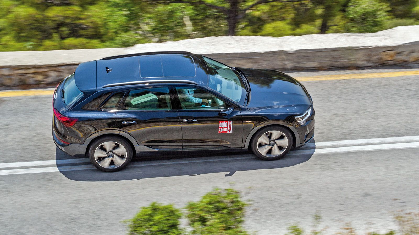 Οι επιδόσεις του Audi e-tron είναι συναρπαστικές με την άμεσα διαθέσιμη ροπή των 664 Nm (με boost) να σε πιέζει στο κάθισμα όταν πατάς αποφασιστικά το