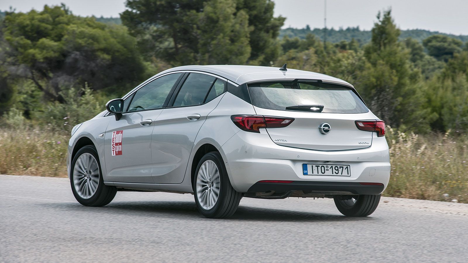 To Opel Astra «επισκέπτεται» το συνεργείο για service, κάθε 30.000 χλμ..