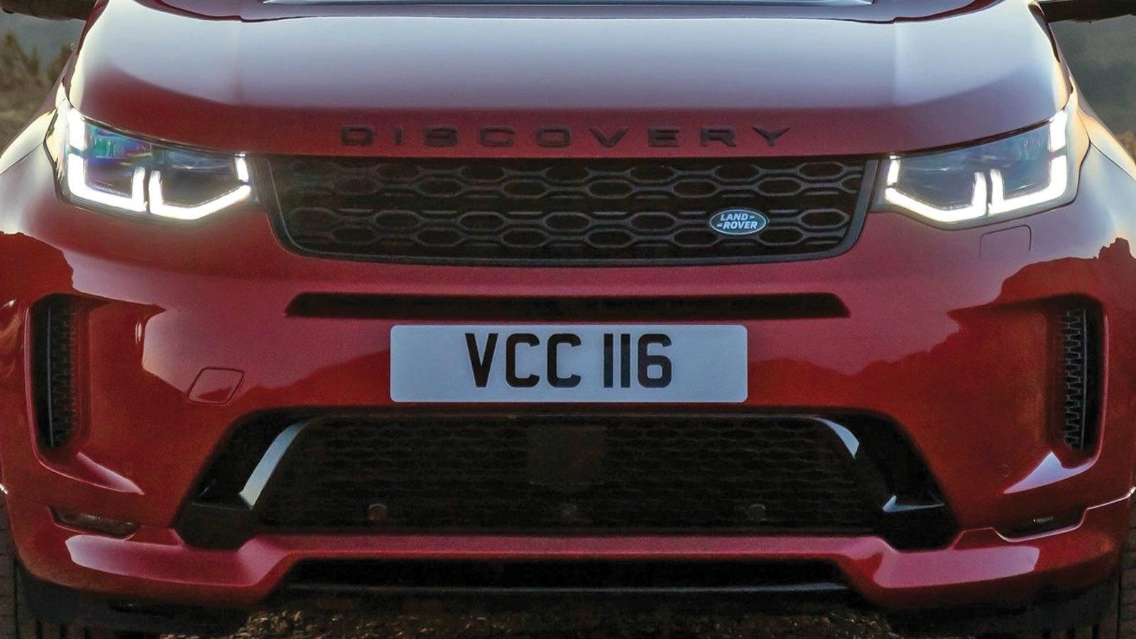 Το Land Rover Discovery Sport δεν περνάει απαρατήρητο στο δρόμο.