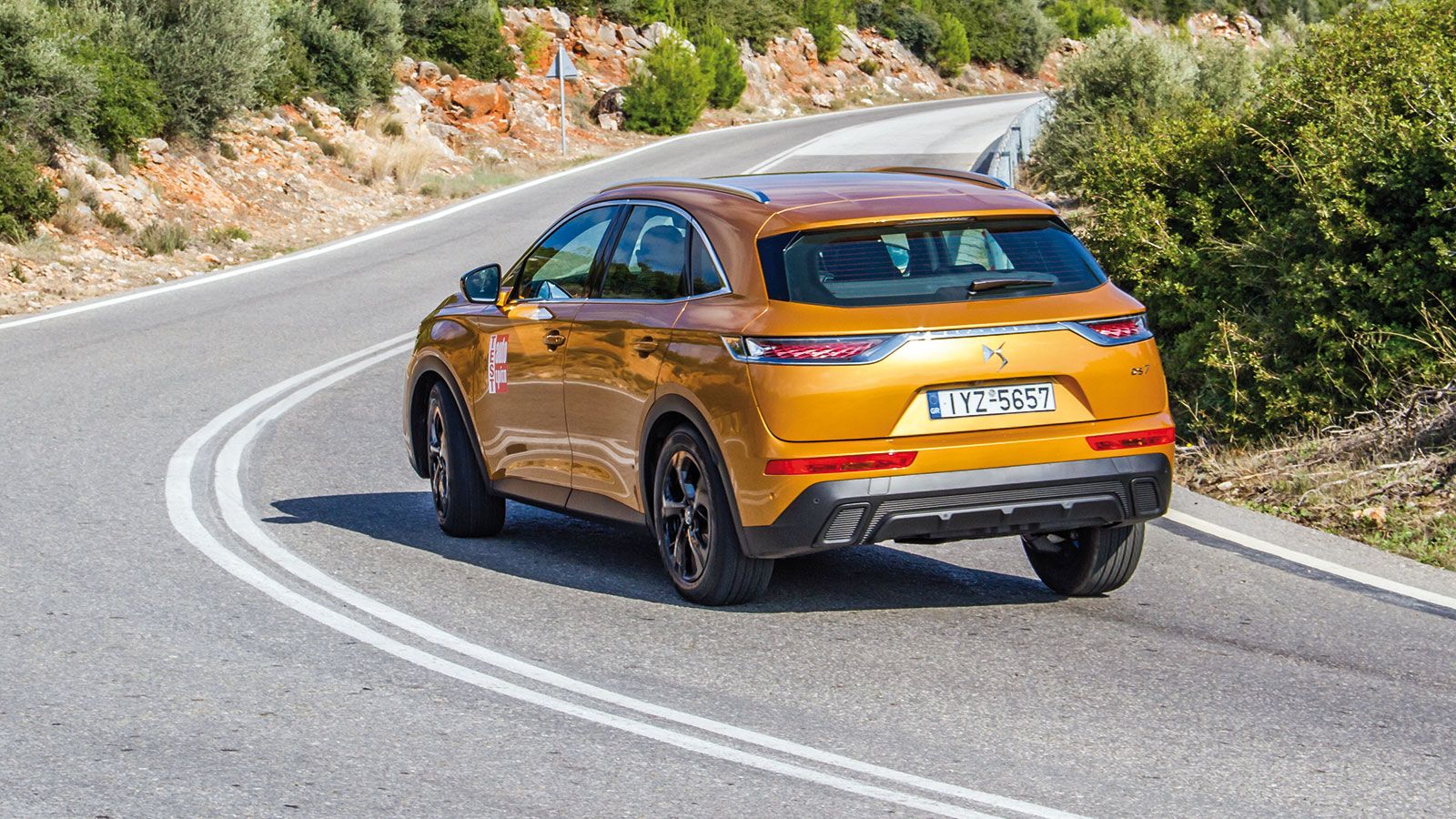 Το DS 7 Crossback είναι μια υπερυψωμένη λιμουζίνα στο δρόμο, προσφέροντας άνεση και υψηλή ποιότητα κύλισης, ενώ την ίδια στιγμή παρουσιάζει και ενδιαφ