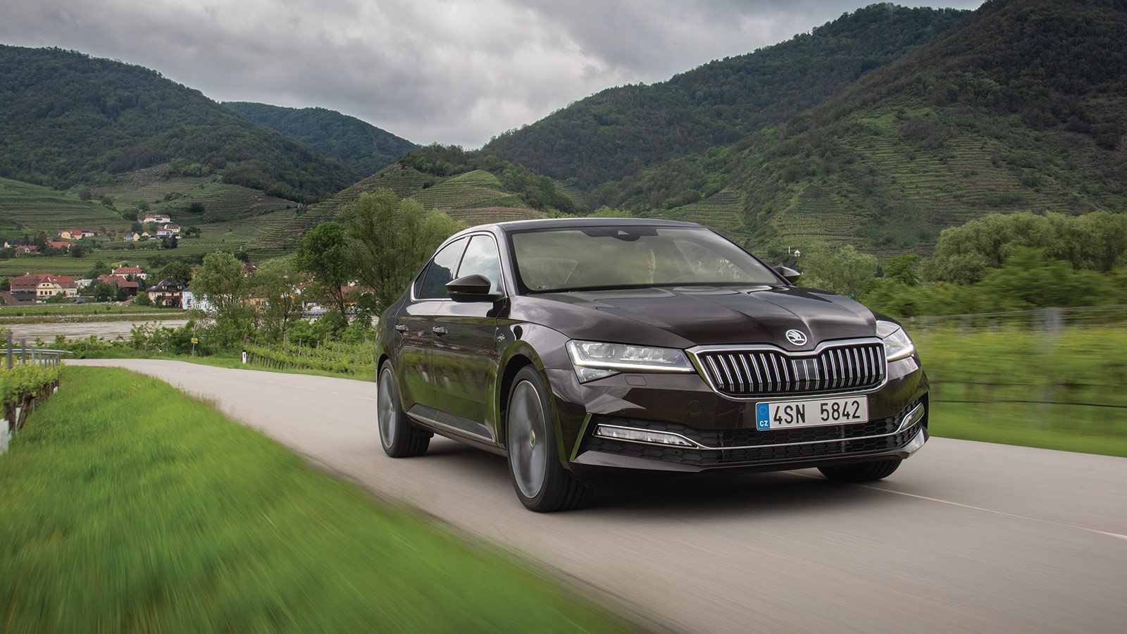 Εξαιρετικά χαρακτηριστικά κίνησης παρουσίασε το ανανεωμένο Superb κατά την παρουσίαση στην Αυστρία. Ποιοτικό, άνετο πάτημα χωρίς να παραμελεί την οδικ