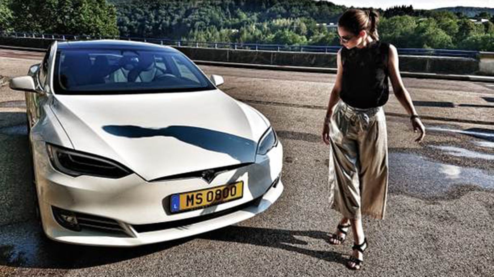 Έτσι προειδοποιoύν τους πεζούς τα Tesla (+vids)
