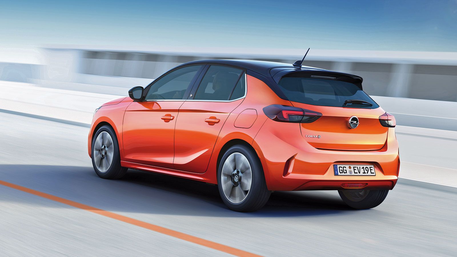 Το Corsa-e διαθέτει μεγαλύτερης χωρητικότητας μπαταρία ιόντων λιθίου (50 kWh έναντι 33 kWh του Cooper SE) με αποτέλεσμα να προσφέρει 60 χλμ. περισσότε