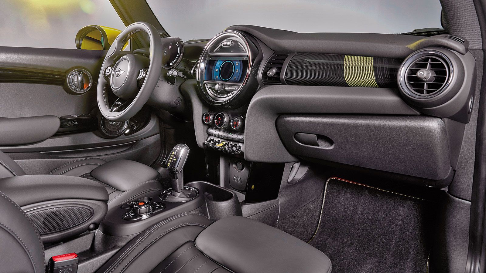 Το MINI Cooper SE διατηρεί τον μινιμάλ χαρακτήρα των υπολοίπων και εκφράζει άμεσα τον premium αέρα του, ενώ διαθέτει και πιο high-tech αισθητική σε αυ