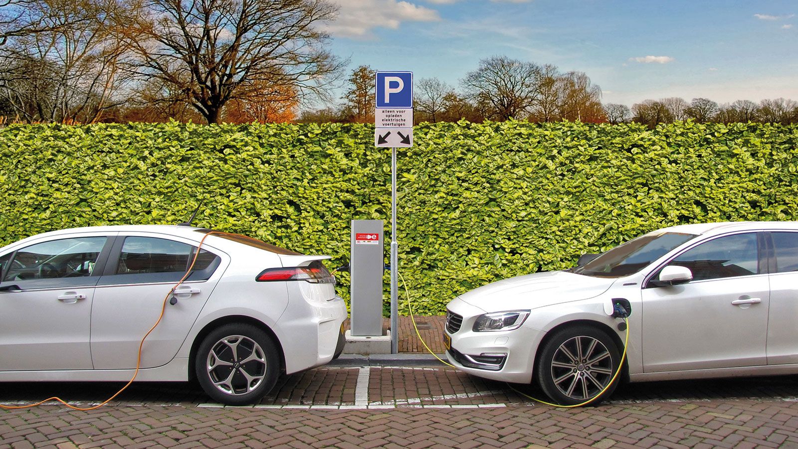 
Γεμίζεις με 
λιγότερο από 5 ευρώ
Παίρνουμε ως παράδειγμα το Nissan LEAF. Η μπαταρία του έχει χωρητικότητα 40 kWh, συνεπώς για μια πλήρης φόρτισή τ