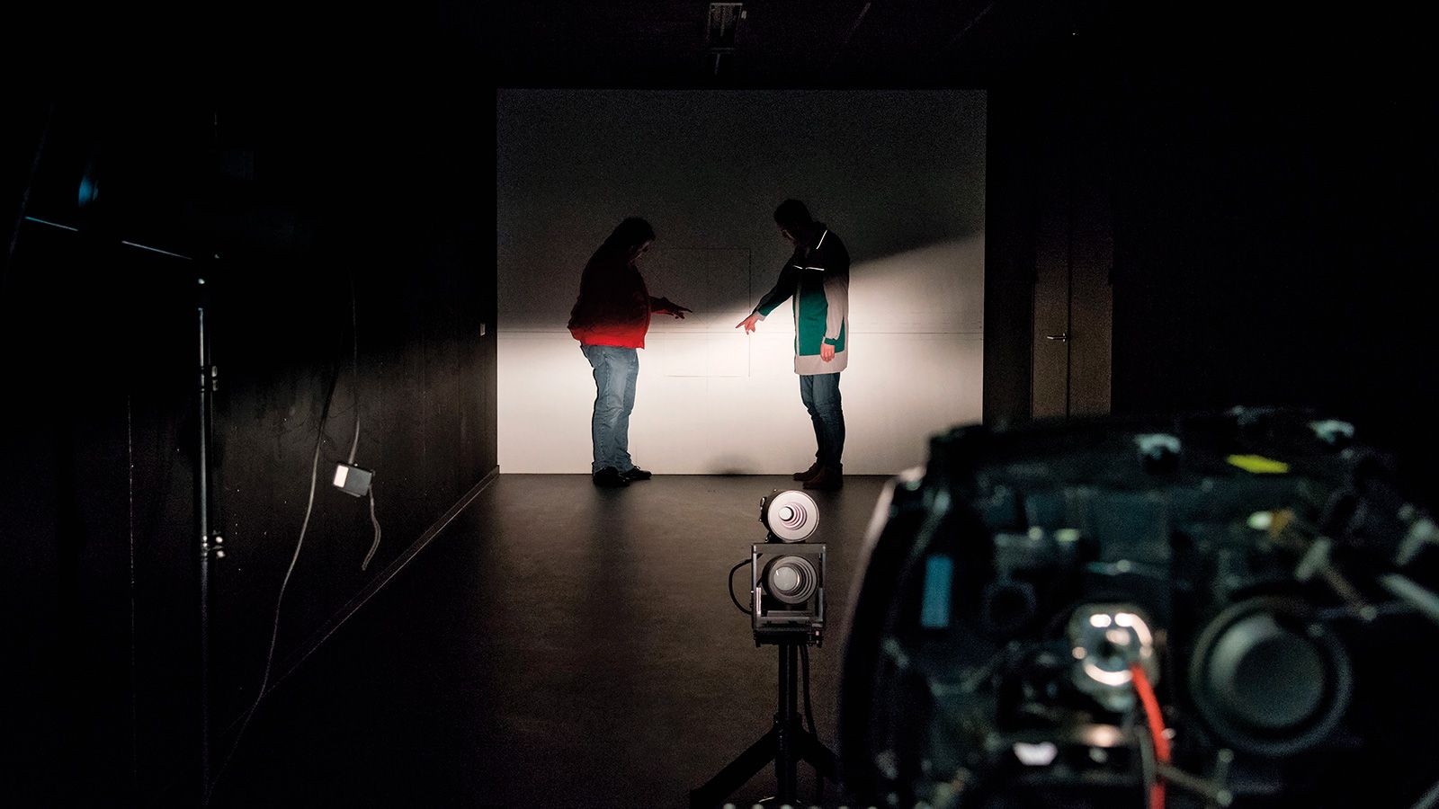 Λευκός τοίχος: Η DEKRA δοκιμάζει την κατανομή του φωτός πάνω σε μια μεγάλη, καθαρή και λευκή επιφάνεια σε απόσταση 10 μέτρων από το όχημα. Για τις μετ