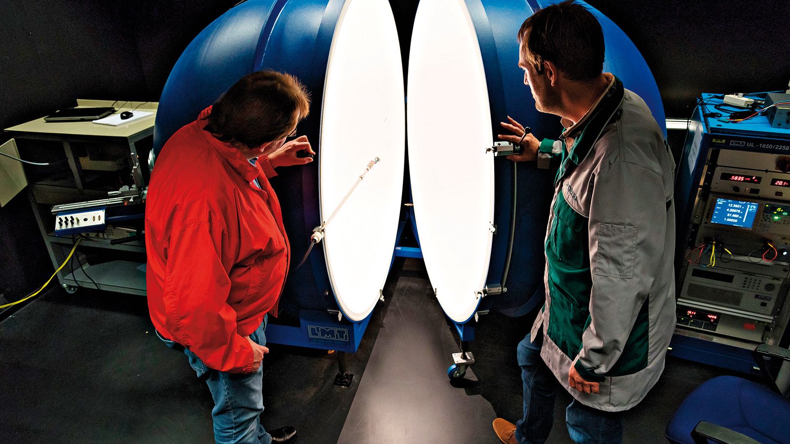 Μεγάλη συσκευή: η σφαίρα τύπου Ούλμπριχτ συγκεντρώνει όλο το φως μέσω αντανακλάσεων και έτσι ορίζει με ακρίβεια τη ροή του φωτός σε κάθε περίπτωση. 