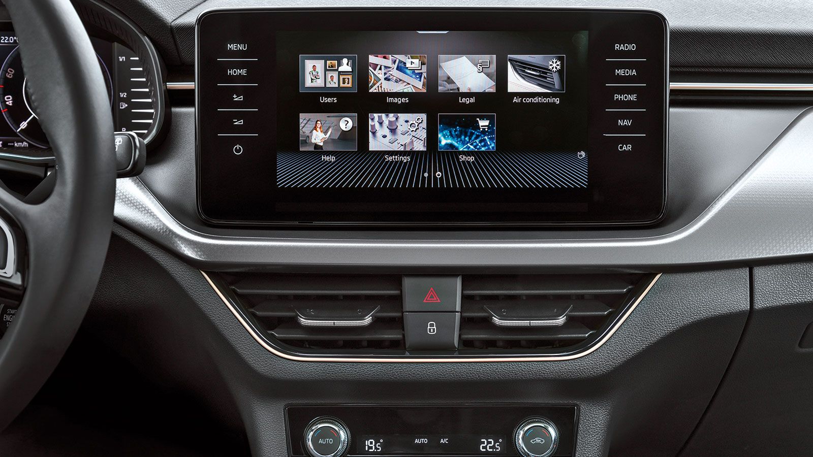 Η ευκρίνεια του infotainment της Skoda είναι πολύ καλή σε όλες τις εκδόσεις, το μέγεθος της ματ οθόνης αφής ικανοποιητικό και το μενού πλοήγησης εύκολ