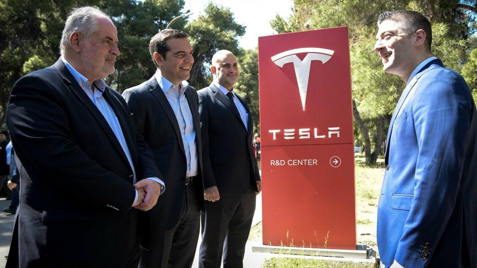 O πρωθυπουργός στην είσοδο των γραφείων της Tesla.